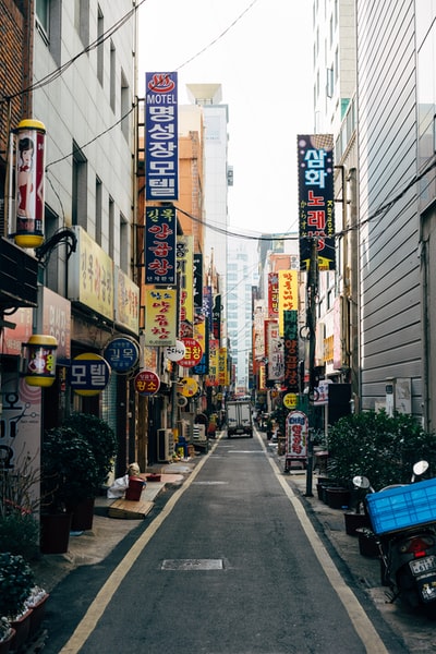 白天人们在建筑物附近的人行道上行走